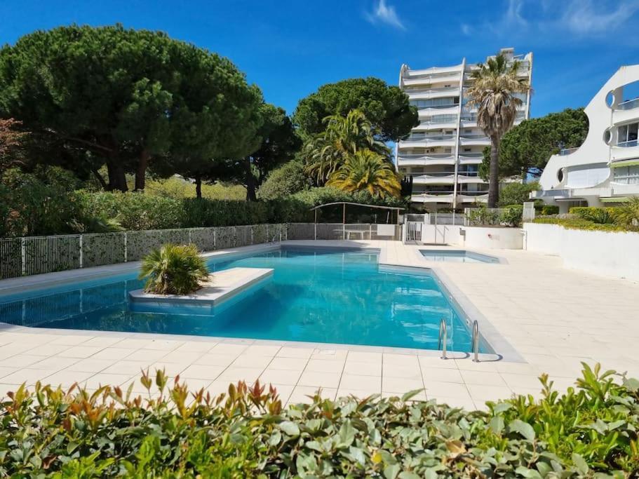 Apartment Luxe étoiles: Renovated Oasis With Pool And Modern Comforts