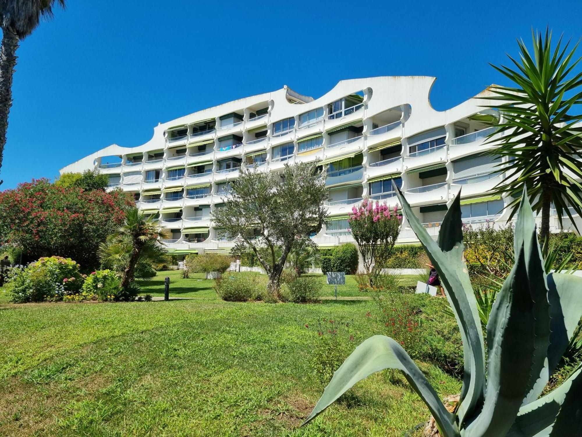 Luxe étoiles: Renovated Oasis With Pool And Modern Comforts Apartment